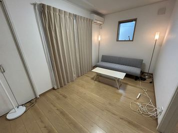 池袋エリアの完全個室。撮影用白背景&ソフトボックス完備、ソファでくつろげる女子会・撮影・会議に◎ - Bed&City 北池袋 レンタルスペース
