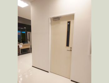会議室入口（施設の入り口からすぐのお部屋です） - 所沢ノード　貸会議室・レンタルスペース 所沢ノード　大会議室の入口の写真