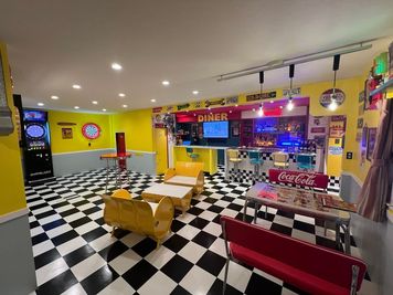 【商業撮影・ロケ地】黄色い壁×白黒チェッカーフロア!映画・ドラマ・CM・MV・モデル撮影に映えるアメリカンダイナー - Darts&Bar MBY