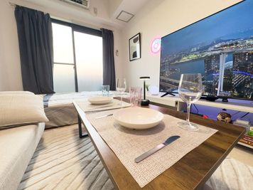 ６人まで着席できて、パーティーやデート、料理作りなど幅広い用途にご利用家だけるスペースです。 - Tokyo Chill Room 恵比寿 TokyoChillSpaceEbisu｜デート・映画・女子会の室内の写真