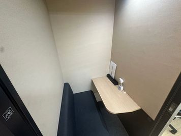 いいオフィス海老名 by 三省堂書店海老名店 Web会議ブースの室内の写真