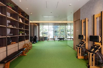 Roots Fitness 代官山｜木製マシンの代官山駅前ジム 代官山駅1分｜パーソナル指導に使える木の温もりのレンタルジムの室内の写真