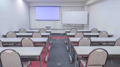 電車通り沿い・ウオンツ銀山ビル【2時間からOK】最大33名様着可 100インチ&超単焦点プロ完備(ドリンク・喫煙室有) - カンファレンス21 八丁堀WING広島センター