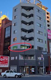 駅前十字路から撮影 - 個別ジム グラシア レンタルサロン・個室ジムの外観の写真
