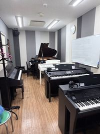 ヤマハミュージック直営教室!【所沢駅徒歩7分】グランドピアノと電子ピアノが演奏できるお部屋です♪ - ユニスタイル所沢
