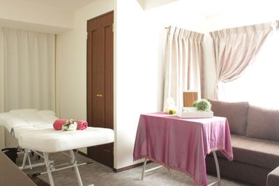 お客様用のソファーとテーブル - レンタルスペース　Anne  エステスペースの室内の写真