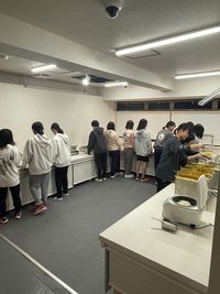 ビュッフェコーナーの利用風景です。設備・料理の利用は事前にご相談ください。 - goloso　ゴローゾ GOLOSO｜団体貸切・駐車／駐輪可の設備の写真