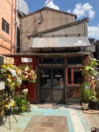 Cafe SaCueva ビンテージ風町工場カフェの入口の写真
