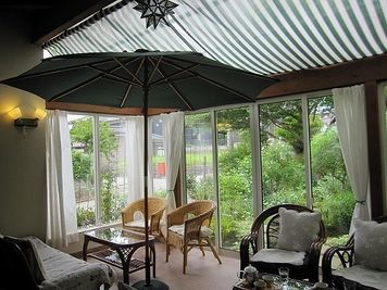 お庭が見えるテラス席です - cafe  ふぁーちゃ　花茶 レンタルスペースの室内の写真