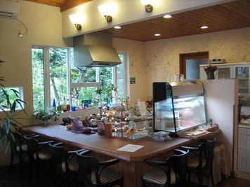 カウンターの中はキッチンです - cafe  ふぁーちゃ　花茶 レンタルスペースの室内の写真