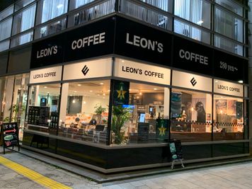 夜にはロマンティックな雰囲気を醸し出します - LEON'S COFFEE LEON'S COFFEEを貸切るという贅沢。in TOKYO.の外観の写真