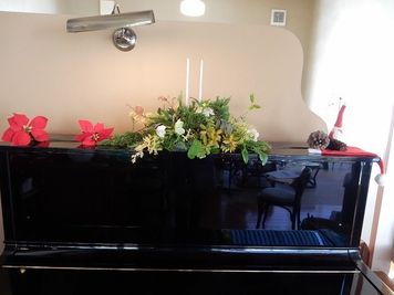 アップライトピアノがあります - cafe  ふぁーちゃ　花茶 レンタルスペースの設備の写真