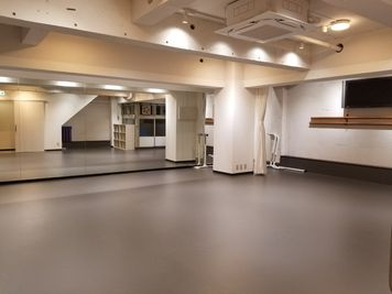 2020年3月NEW OPEN！壁全体鏡2面、足にやさしい上質リノリウム床、原宿駅すぐの好立地スタジオ！バレエ・ヨガ等に最適！ - 原宿ダンススタジオ