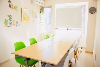 横浜駅2分！★3時間・6時間以上で割引★高速Wi-Fi！24時間営業！おしゃれな完全個室！折り畳み机でレイアウト自由 - エキ前会議室