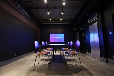 ミーティングテーブル＋椅子６脚
大型モニタ・WEBカメラ・卓上スピーカーマイクでリモート会議にも対応しています。 - 渋谷クリエイティブスタジオ STUDIOの室内の写真