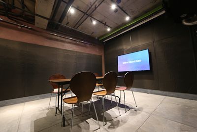 会議用レイアウト例 - 渋谷クリエイティブスタジオ STUDIOの室内の写真