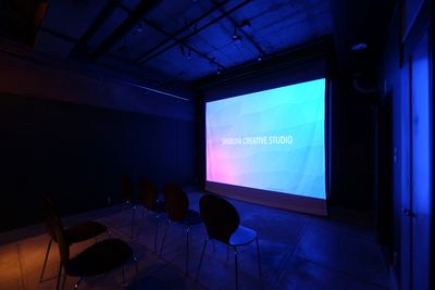 白いスクリーンを利用して130〜150インチ相当の画面に投影することができます。 - 渋谷クリエイティブスタジオ STUDIOの室内の写真