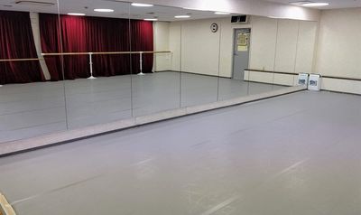 中村隆彦ダンススタジオ浅草千束 広いダンススタジオですの室内の写真
