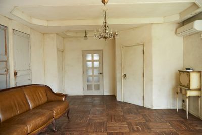 ３人がけの大きめなアンティークソファもございます。 - 下北沢の一軒家　スタジオレナード スタジオレナード　ムービー撮影の室内の写真