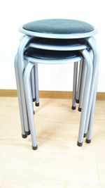 丸椅子３脚と折りたたみ椅子１脚があります。 - スタジオ　カノン　東町店 ダンススタジオの設備の写真