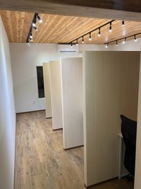 バス停から徒歩1分。24時間利用可能！快適な個室でガッツリ集中！受験勉強、資格取得、仕事、リラックスなど幅広く利用できます！ - 学び舎