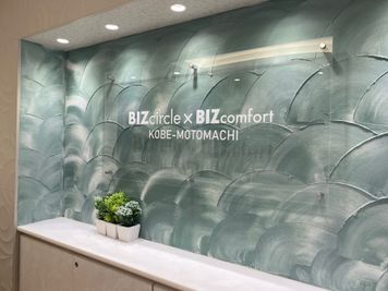 BIZcomfort神戸元町 最大14名用セミナールームの室内の写真