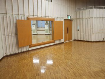 横浜YWCA会館 3Fホールの室内の写真