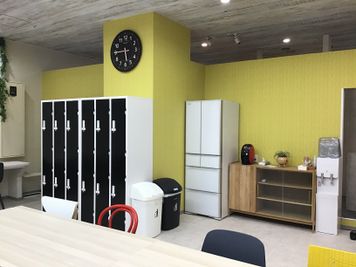 ウォーターサーバー・冷蔵庫もご利用可能 - いいオフィス神戸byKT-joy 多目的スペース・セミナー会場の室内の写真