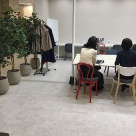 小規模の講習会利用も - いいオフィス神戸byKT-joy 多目的スペース・セミナー会場の室内の写真