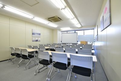 CozySpace今池 30人会議室の室内の写真