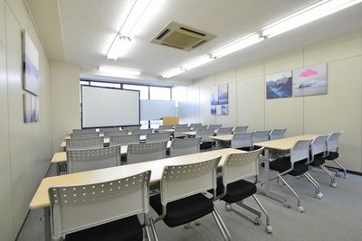 CozySpace今池 30人会議室の室内の写真