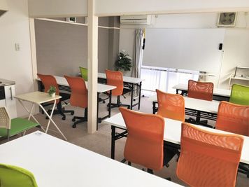 セミナー型レイアウト(2列)も可能です。(写真の床は張り替えております) - 貸会議室アクア大宮東口  203号室の室内の写真