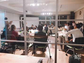 交流会　（30人が参加） - 株式会社テクネス ABルームの室内の写真