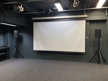 プロジェクター用140インチスクリーン - CLEOスタジオ マルチメディアスペースの室内の写真