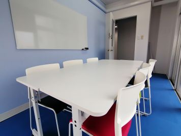 みんなの貸会議室　那覇泉崎店 泉崎403会議室[定員6+α]の室内の写真