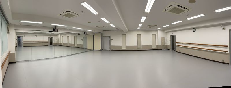 2022.05.22リニューアル！
樹脂フロアで安心清潔
 - スペースサーティ レンタル ダンススタジオの室内の写真