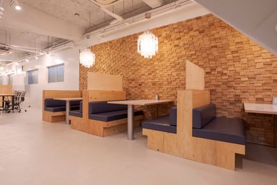 ソファ+テーブル(4名)×3スペース - スマートレンタルスペース東新宿の室内の写真