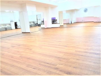 鏡は2面になります。
（180㎝×700㎝と180㎝×450㎝） - UraraDance横浜【関内店】 ピーチホールの室内の写真