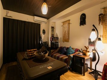 バリ風サロン  バリ・エナン サロンスペースの室内の写真