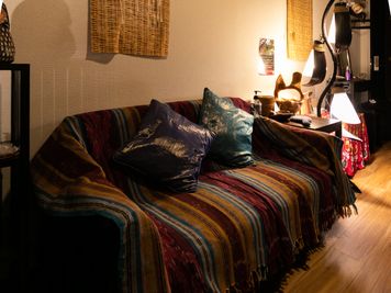 バリ風サロン  バリ・エナン サロンスペースの室内の写真