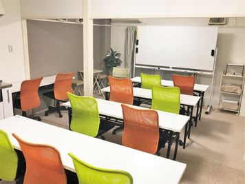 セミナー型レイアウト(1列)。(写真の床は張り替えております) - 貸会議室アクア大宮東口  203号室の室内の写真