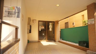 ドアを開けて左側が「和庭」の入り口玄関 - 新宿市谷 癒し処 和風荘「和庭」 特別室半額！イベントスペースの入口の写真