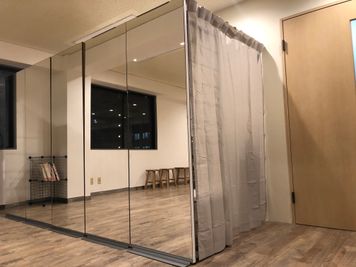 更衣室は中央をカーテンで仕切ってご利用できます。 - レンタルスタジオ　コムリバ レンタルスタジオ コムリバの設備の写真
