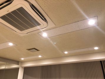 天井の照明は調光型のダウンライトになっています。 - レンタルスタジオ　コムリバ レンタルスタジオの設備の写真