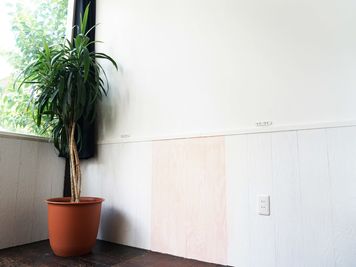 レイアウトは自由にご変更いただけます。壁にかかっているアンティーク鏡や額は取り外し可能です。 - アンティーク撮影スタジオunikk【渋谷STUDIO】 Cスタジオの室内の写真