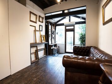 白壁、自然光が美しく、誰でもキレイに撮影できます。 - アンティーク撮影スタジオunikk【渋谷STUDIO】 Cスタジオの室内の写真