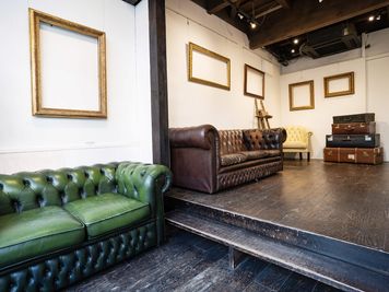 一段上がったスペースと下のスペースの２箇所をご利用いただけます。 - アンティーク撮影スタジオunikk【渋谷STUDIO】 Cスタジオの室内の写真