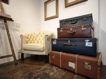 スタジオ内にあるアンティーク家具・雑貨は全て無料でご利用いただけます。 - アンティーク撮影スタジオunikk【渋谷STUDIO】 Cスタジオの室内の写真