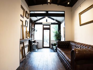 東向きの窓・扉(完全遮光も可能) - アンティーク撮影スタジオunikk【渋谷STUDIO】 Cスタジオの室内の写真