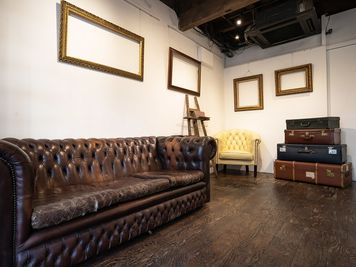 モデル撮影やインタビュー撮影、PV撮影や商品撮影など、数多くのシチュエーションにご利用いただけます。 - アンティーク撮影スタジオunikk【渋谷STUDIO】 Cスタジオの室内の写真